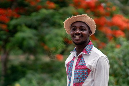 身穿本地布衣的非洲男子的肖像是传统色彩多背景图片