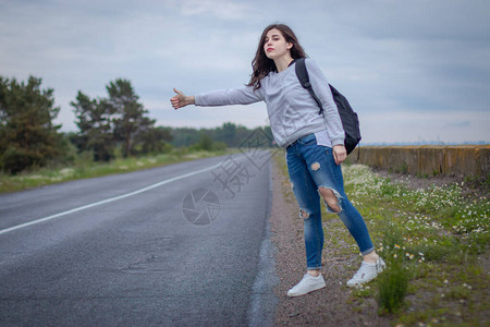 女人在路上赶车图片