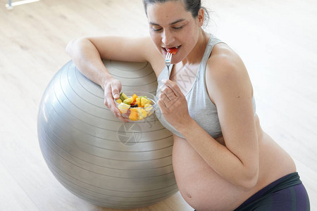 通过健身舞会吃水果沙拉的怀孕图片