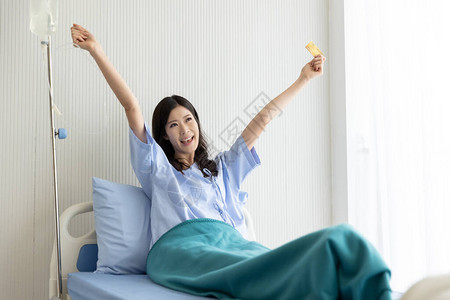 床位医院病人的亚洲快乐女孩微笑和展示信用卡概念支付医疗救治计划图片