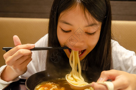亚洲女孩吃拉面日本料理图片