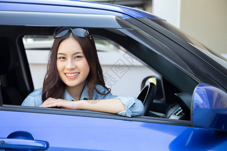 亚洲女人开车图片
