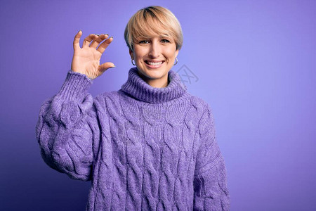 穿着紫色背景的冬季高领毛衣背景图片