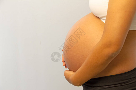 显示怀孕后腹部膨胀的孕妇腹部模式伸展的皮肤图片