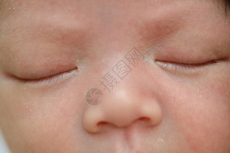 闭上对可爱的新生婴儿的眼睛图片