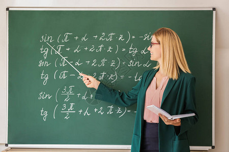 美丽的数学老师在教室黑板附图片
