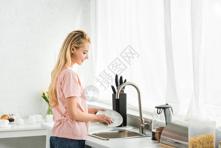 早上在厨房洗碗的美女图片