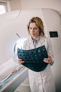 细心的放射科医生在患者诊断期间检查图片