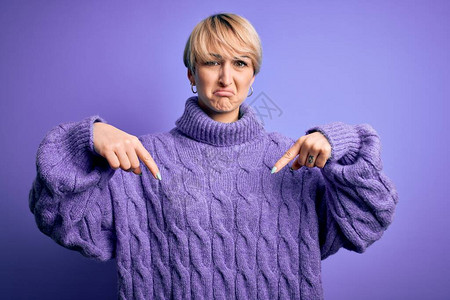 穿着紫色背景的冬季高领毛衣图片