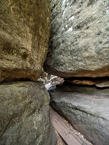 波兰桌山公园的错误岩石中独图片