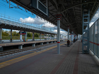 城市空荡的现代火车站图片