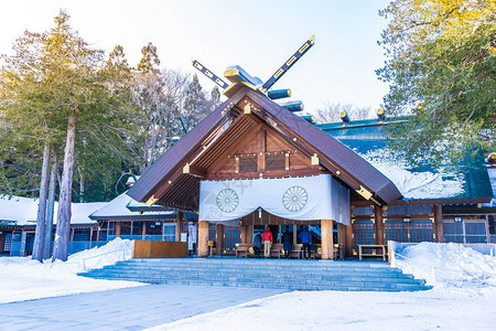 日本冬季寒雪中札幌市北海道神庙的美丽建图片