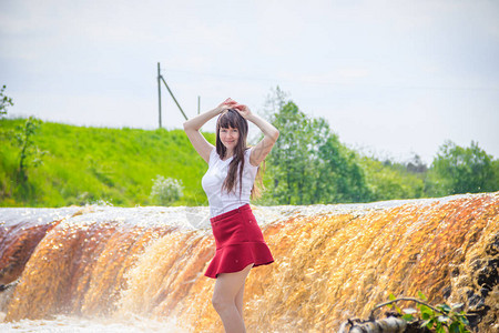 俄罗斯瀑布的年轻美女肖像背景图片