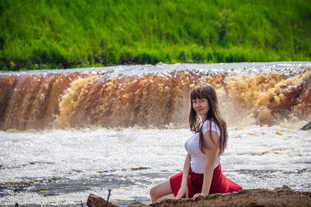俄罗斯瀑布的年轻美女肖像背景图片