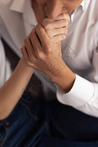 男人亲吻女友的手图片