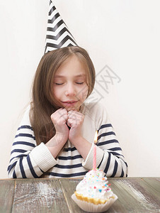 可爱的小女孩庆祝生日图片