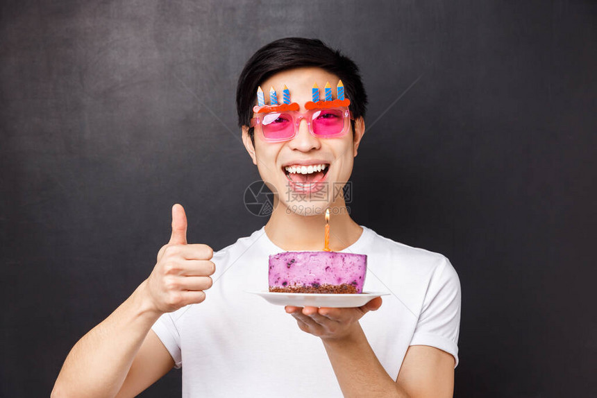 庆祝节日和生日的概念戴着滑稽派对眼镜的兴奋快乐b日家伙的特写肖像图片