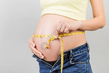孕妇用胶带检查婴儿发育和腹部生长情况图片