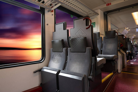 从火车上看到海面的日出背景图片