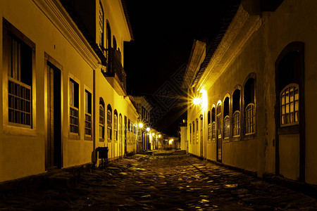 晚上在巴西里约热内卢的Paty街市中心露天街道上图片