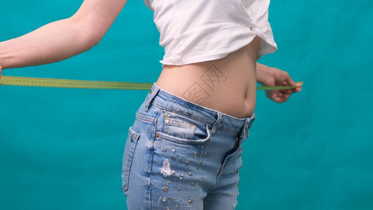 女人测量她的腰线图片