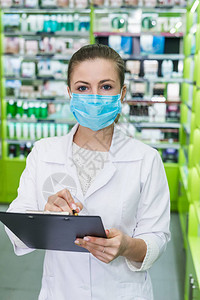 在药店检查药物清单的妇女化学图片