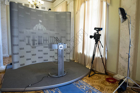 在乌克兰基辅乌克兰议会前厅举行简报会的平台图片