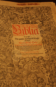 17世纪一本旧圣经的封面背景图片
