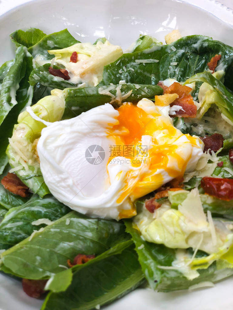 凯撒沙拉配生菜培根奶酪和水煮蛋健康概念图片