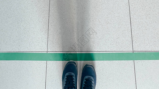 持绿线站立在高压地板上的人背景图片