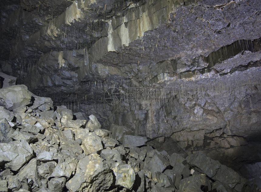 一个大型地下洞穴的内部山顶上挂图片