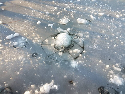 湖泊或池塘上冰雪和冰雪及图片