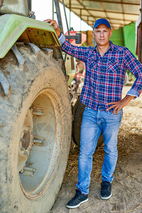 农民在农村驾驶拖拉机图片