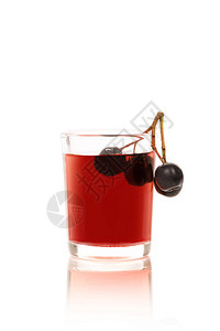 杯子和浆果里有新鲜的熟黑喉莓汁阿罗图片