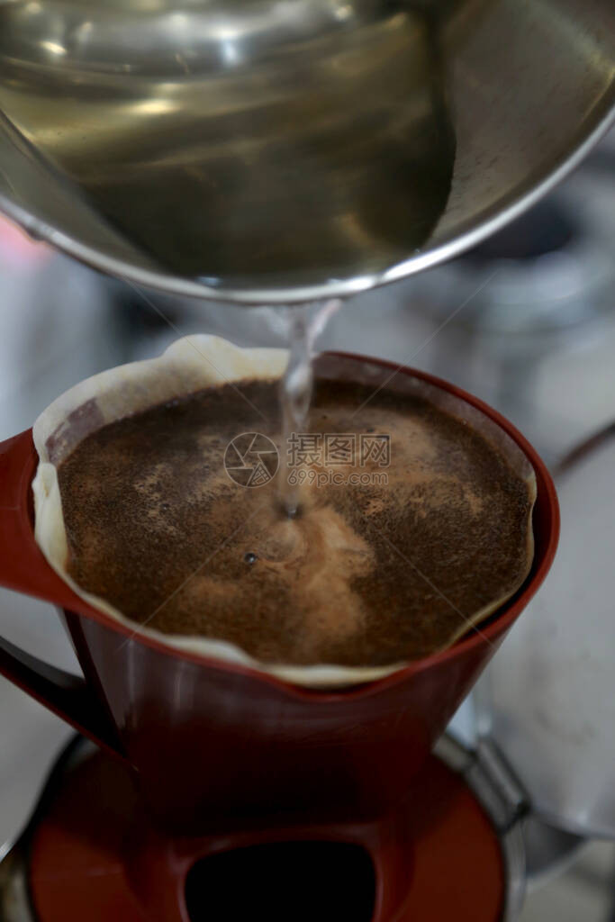 咖啡通过萨尔瓦多市的纸过滤图片