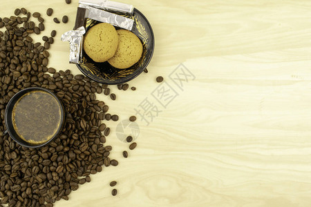 餐桌上的巧克力咖啡曲奇饼干并图片