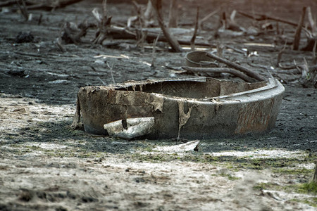 水中的碎片有洞的船关闭水污染生态灾难图片