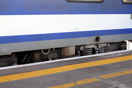 以色列海法火车站的铁图片