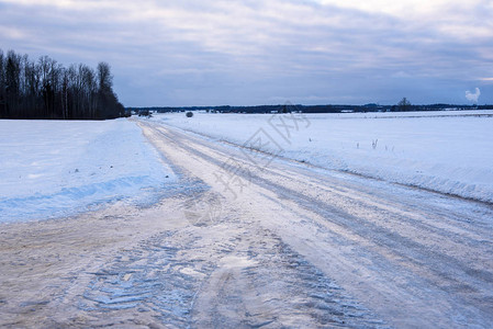 白天冰冷湿滑的乡间小路图片