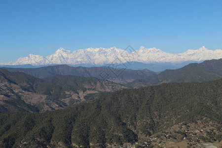 青山与雪山图片