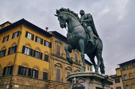 华丽的佛罗伦萨美第奇雕塑后面有一座建筑图片