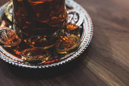 土耳其茶饮料装在传统玻璃杯中图片