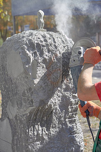 雕刻大师正在制作辉长岩花岗岩雕塑图片