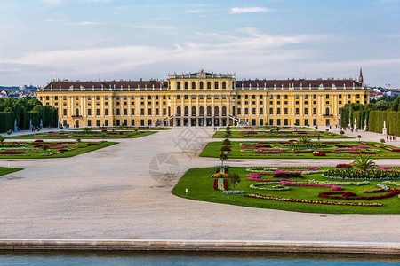 SchonbrunnPalace是Habsburg统治者的主要夏季住所它是一个rococo纸杯背景图片