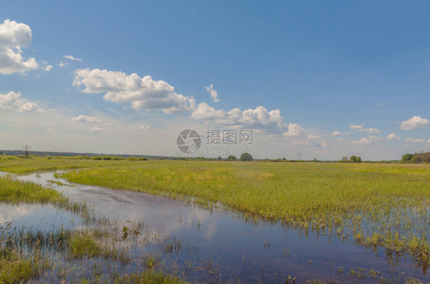 波尔西一小条河谷的洪涝草原阳图片