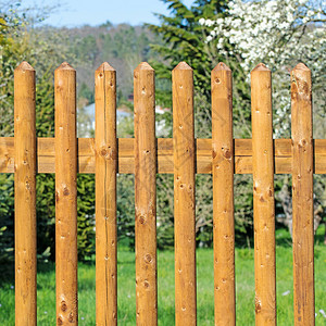 花园前用木板条制成的栅栏背景图片