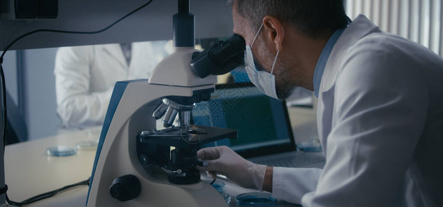 研究实验室显微镜样品本的研究人员图片