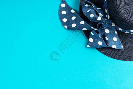 蓝帽带蓝色背景的丝带夏季概念顶视图图片