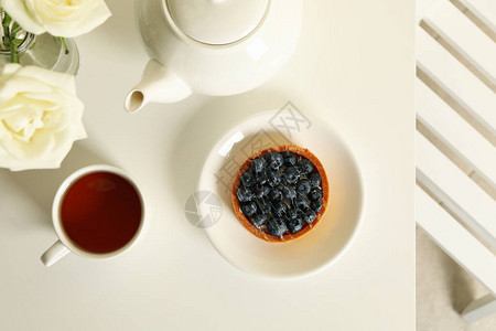 白桌上蓝莓派早餐的概念图片