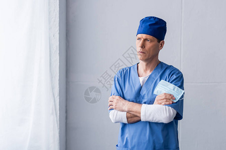 戴蓝色洗蓝帽的成熟医生图片